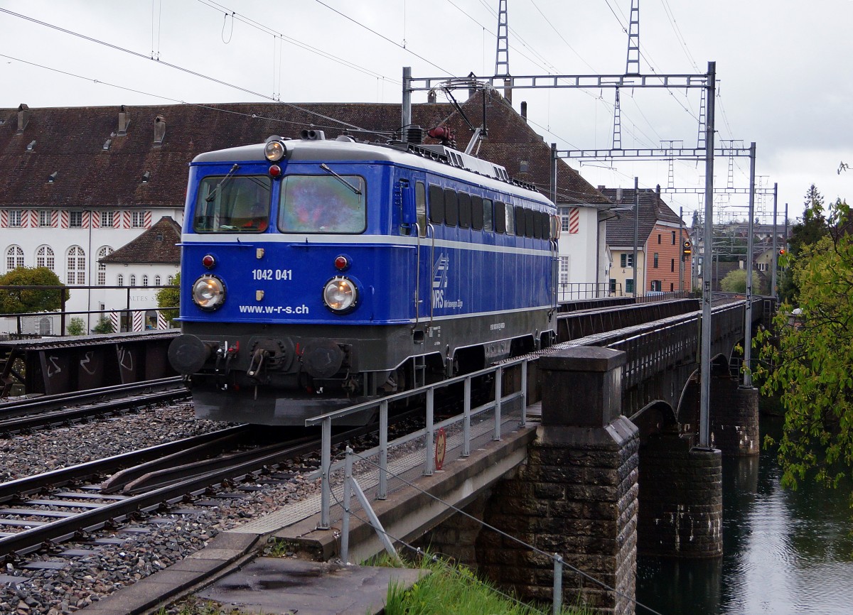 WRS/Widmer Rail Services: Am 8. April 2014 wurden zwischen Solothurn-HB und Grenchen Süd Probefahrten durchgeführt mit der Ae 1042 041 ex OeBB-Lokomotive der Reihe 1042. Die Aufnahme ist auf der Aarebrücke Solothurn entstanden.
Foto: Walter Ruetsch