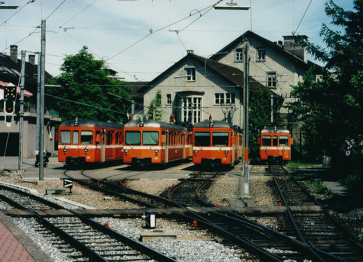 WSB/AAR: Im Juli 2007 standen beim WSB-Bahnhof mehrere noch orange Be 4/4-Pendel 9-14 (1965-1966) und Be 4/4-Pendel 15-27 (1978-1979) für den nächsten Einsatz bereit. Seit der Erweiterung der Werkstätte in Schöftland, werden die Fahrzeuge nicht mehr in Aarau abgestellt und durch die Neugestaltung des Bahnhofs Aarau ist auch diese Ansicht Geschichte.  
Foto: Walter Ruetsch
