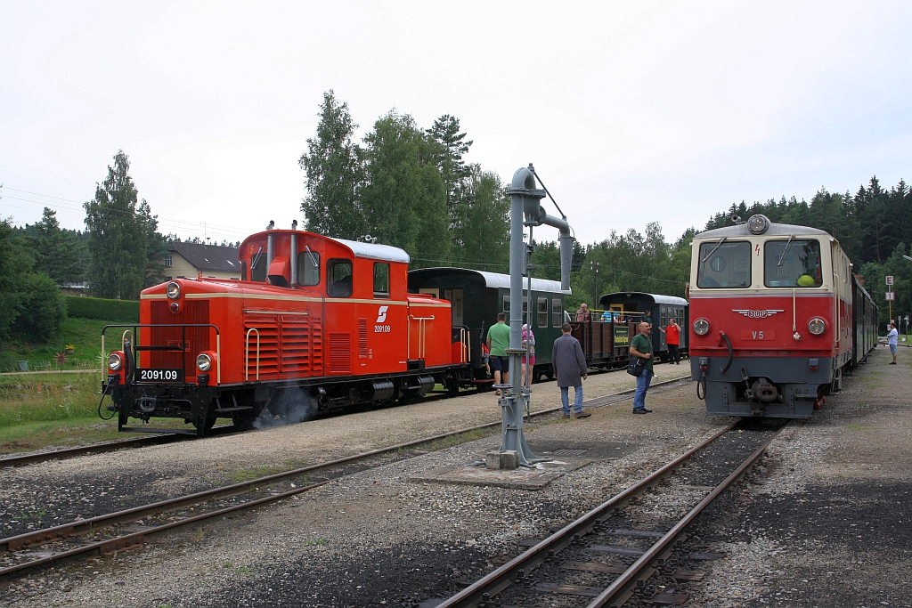 WSV 2091.09 mit dem R 4 nach Heidenreichstein und NOVOG V5 (ex ÖBB 2095.05) mit dem R 16928 (Gmünd N.Ö. - Litschau) am 26.Juli 2020 im Bahnhof Alt Nagelberg.