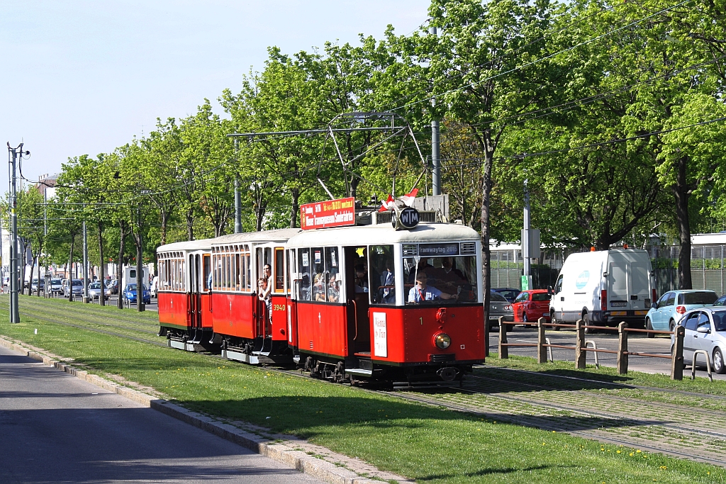 WTM A 1 + k5 3940 + k5 3964 am 25.April 2015 als Zubringer zum Wiener Tramwaytag vor der Haltestelle Weissenböckstraße.