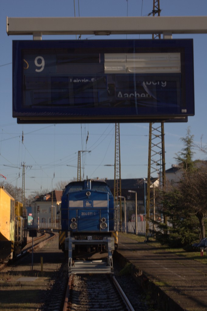 Wünschen wir der PRESS 204 081-1 eine gute Reise nach Aachen. Ob sie den City-Tunnel in Leipzig passieren muss ? 13.12.2013  11:42 Uhr.