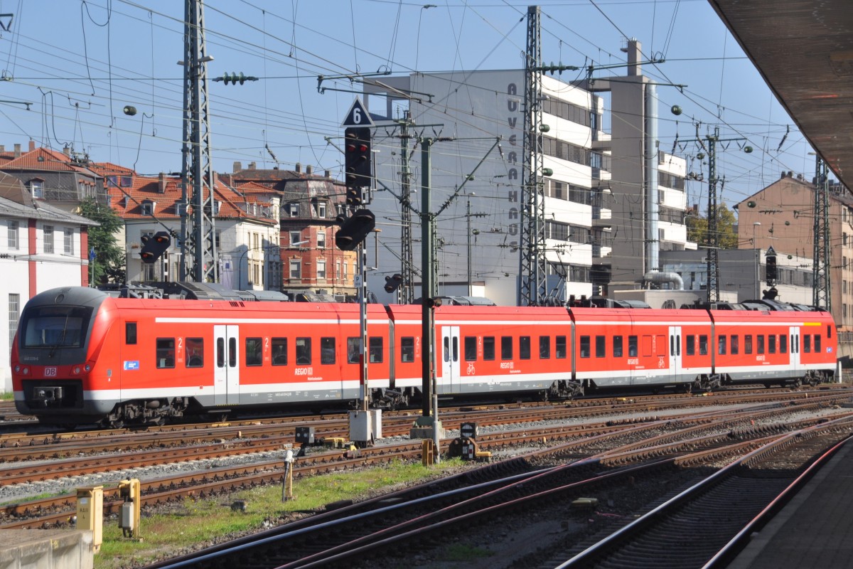 WÜRZBURG, 04.10.2014, 440 039-6 als Nahverkehrszug bei der Einfahrt in den Würzburger Hauptbahnhof