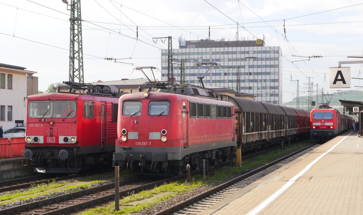 Würzburg Hbf., 1.Oktober 2014: 139 287 legt mit ihrem Güterzug eine Pause ein.Es kam
zu einem kleinen  Altbau-Elok-Treffen : Links erschien ein weiterer Güterzug mit
155 061; rechts hinten im Bahnhof wartet 143 176 mit ihrem Eilzug nach Stuttgart.