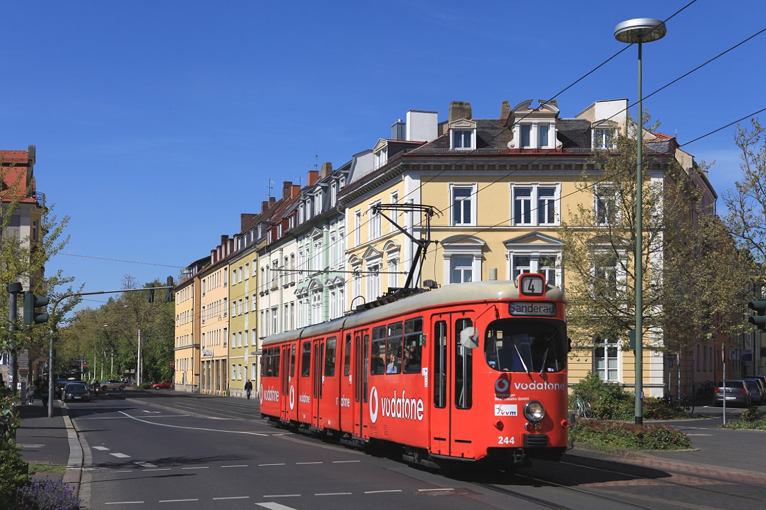 Würzburg Tw 244, Virchowstraße, 24.04.2017. Dank eines Fahrzeugengpasses wurden die Düwags auch ausserhalb der Berufsverkehrsspitzen eingesetzt
