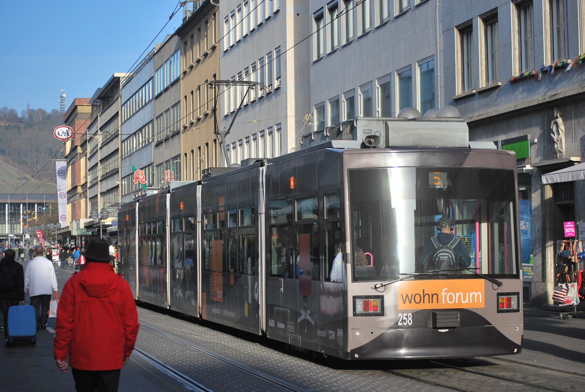 Würzburger Straßenbahn fährt zum Hauptbahnhof (28. Dezember 2015).