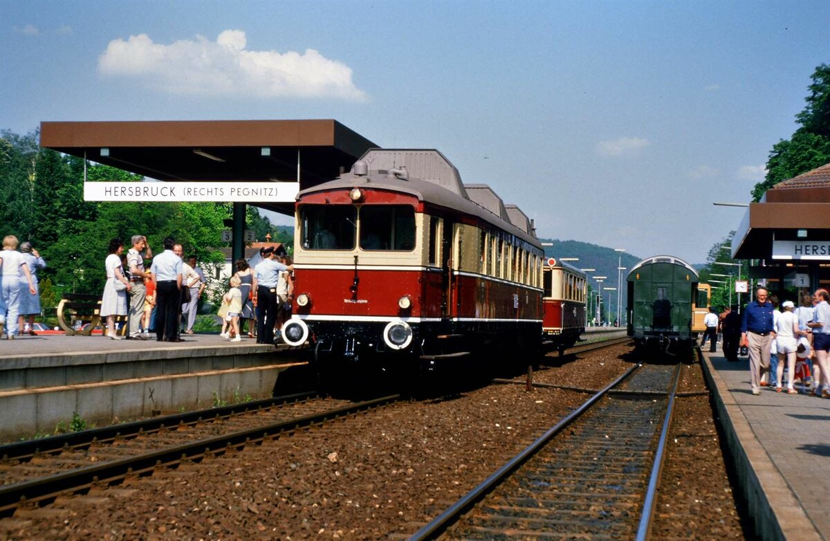 Wumag der schweren Bauart VT 175 (zuerst bei der Buxtehude-Harsefelder Eisenbahn gefahren) als Sonderfahrt  vor dem Bahnhof Hersfeld rechts Pegnitz (25.05.1985)
