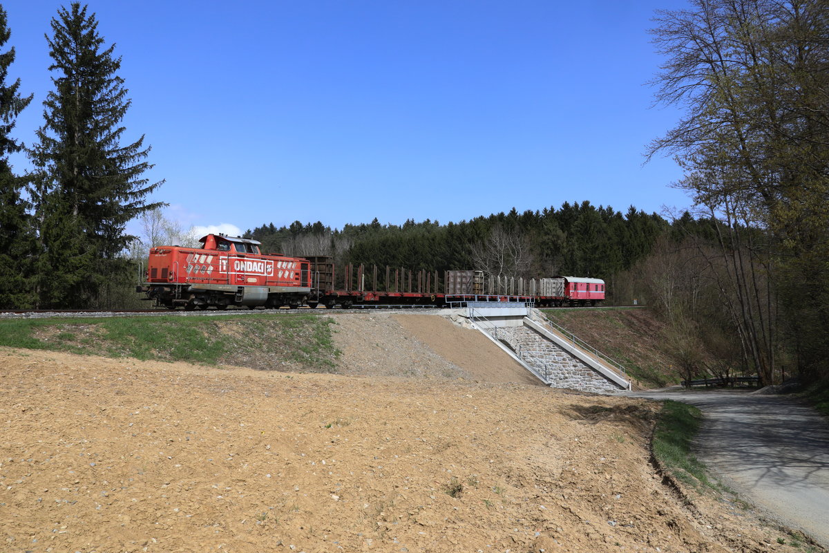 Wunderbar saniert wurde dieses Viadukt in den letzten Monaten. 
Eines der letzten Zeugen des Zweigleisigen Streckenabschnittes der GKB zu Zeiten der Sulmtalbahn. 
Teilweise war dieser Bereich zwischen Pölfing Brunn und Gasselsdorf sogar Bahnhofsbereich. 
1100.2 an diesem sonnigen 11.April 2018 