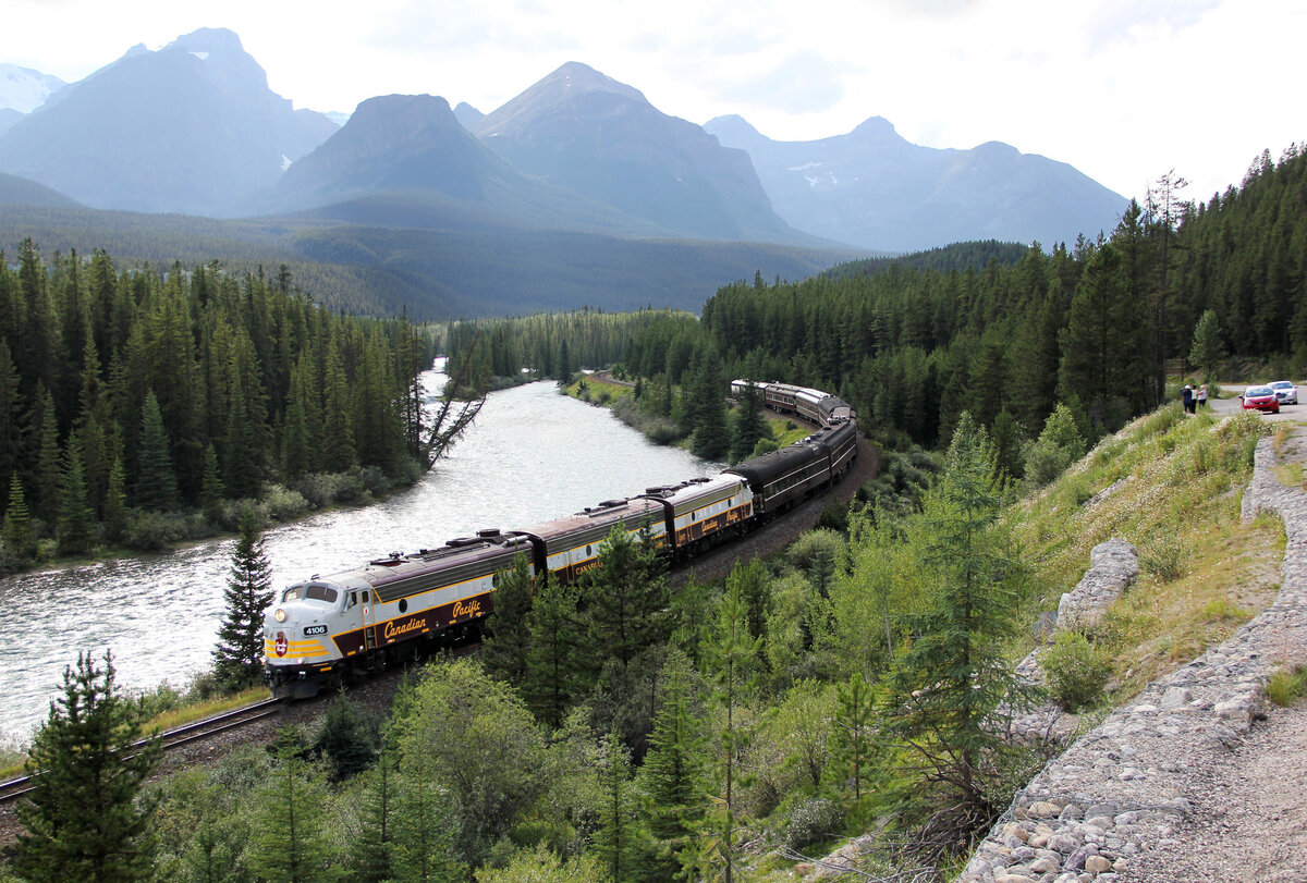 Wunderbare Panoramasicht an der einzigartigen Fotostelle Morant's Curve. Dieser Ort liegt etwa 5 km s�dlich vom St�dtchen Lake Louise und ist mit dem Auto sehr gut erreichbar (rechts sieht man einer der beiden Parkpl�tze). Das St�dtchen Lake Louise liegt rechts hinter den gr�nen B�umen. Der See Lake Louise befindet sich im Hintergrund etwas erh�ht vor den Bergspitzen. Ein wundersch�nes Gebiet f�r Wanderer und Trainspotter! Lake Louise, 9.8.2012