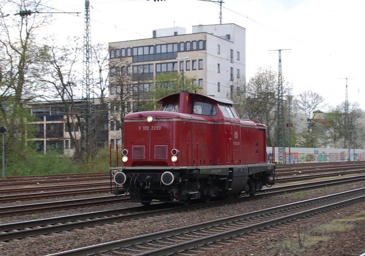 Wunderschön im alten Originalzustand belassen: 212 229-9 als V100 2299. Hier in Köln-West auf Einzelfahrt am 23.04.2013, kommend aus Deutz in Fahrtrichtung Ehrenfeld. 