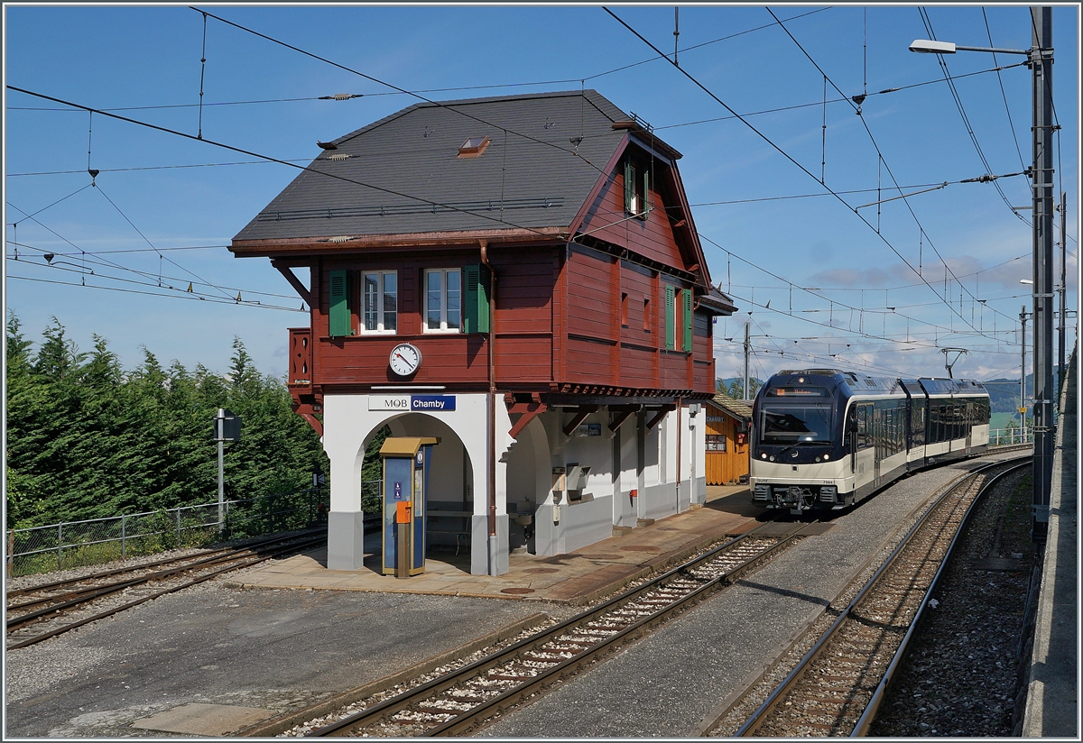 Wunderschön wurde das Bahnhofsgebäude von Chamby renoviert. Das Bild entstand bei der Einfahrt des MVR ABeh 2/6 7504  Vevey , welcher als Regionalzug von Les Avants nach Motreux unterwegs war. 

26. Juni 2021