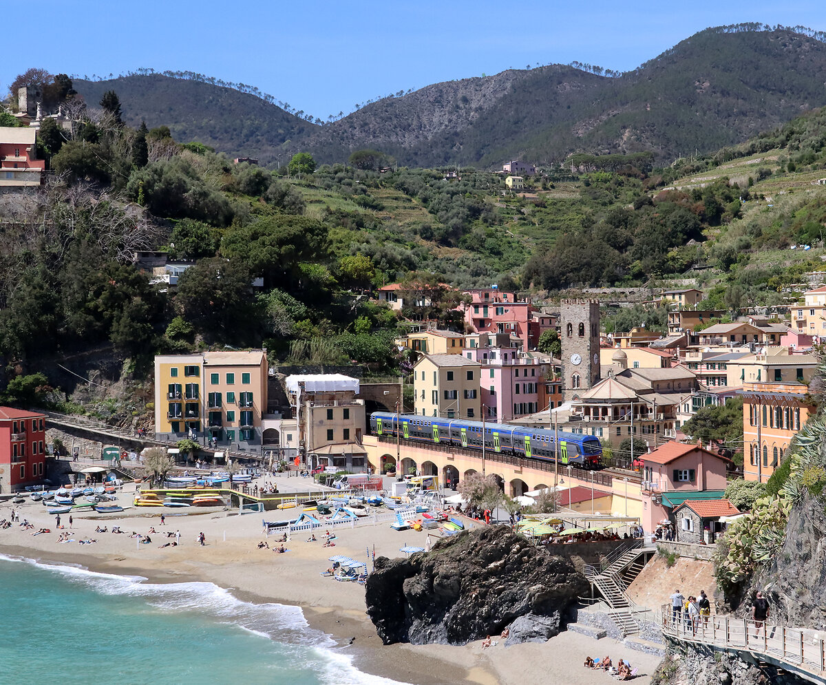 Wunderschöne Cinque Terre! Ein doppelstöckiger Regionalzug nach La Spezia befährt den malerischen Küstenabschnitt in der Gemeinde Monterosso bei der Piazza Garibaldi. Monterosso, 26.4.2023