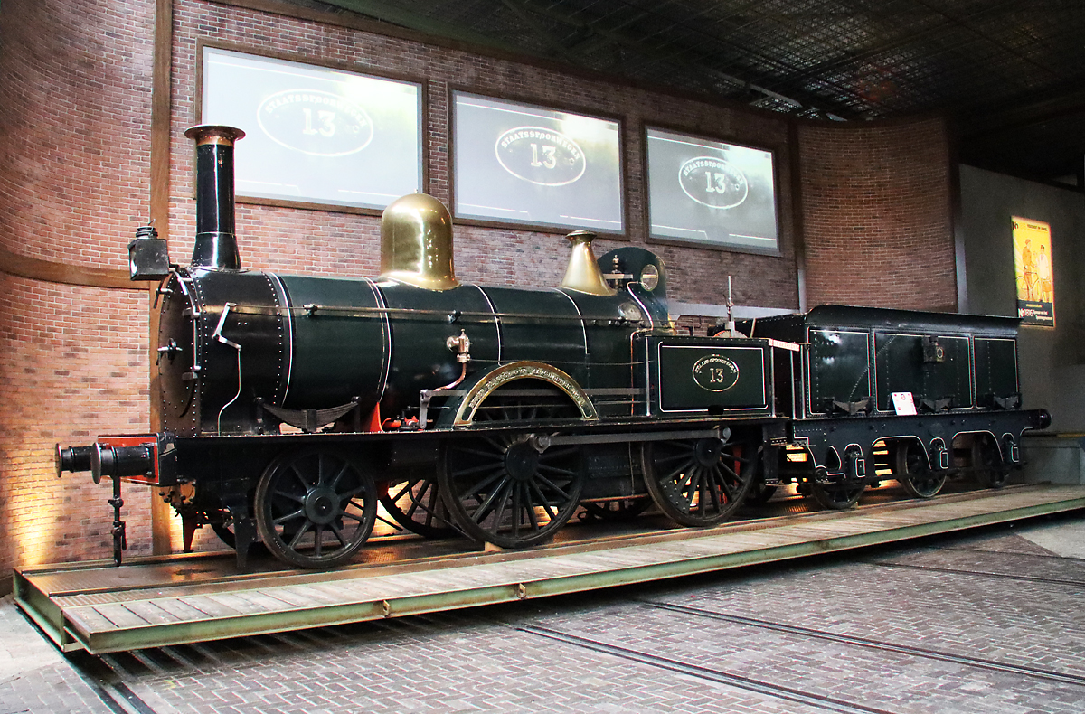 Wunderschöne Dampflok aus frühester Zeit im Eisenbahnmuseum 'Nederlands Spoorwegmuseum' in Utrecht. Utrecht, 7.3.2023