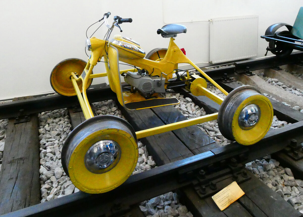 Wundersch�ne Draisine mit einem h�bschen Treibstofftank im Eisenbahnmuseum in Ljubljana, 6.9.2026