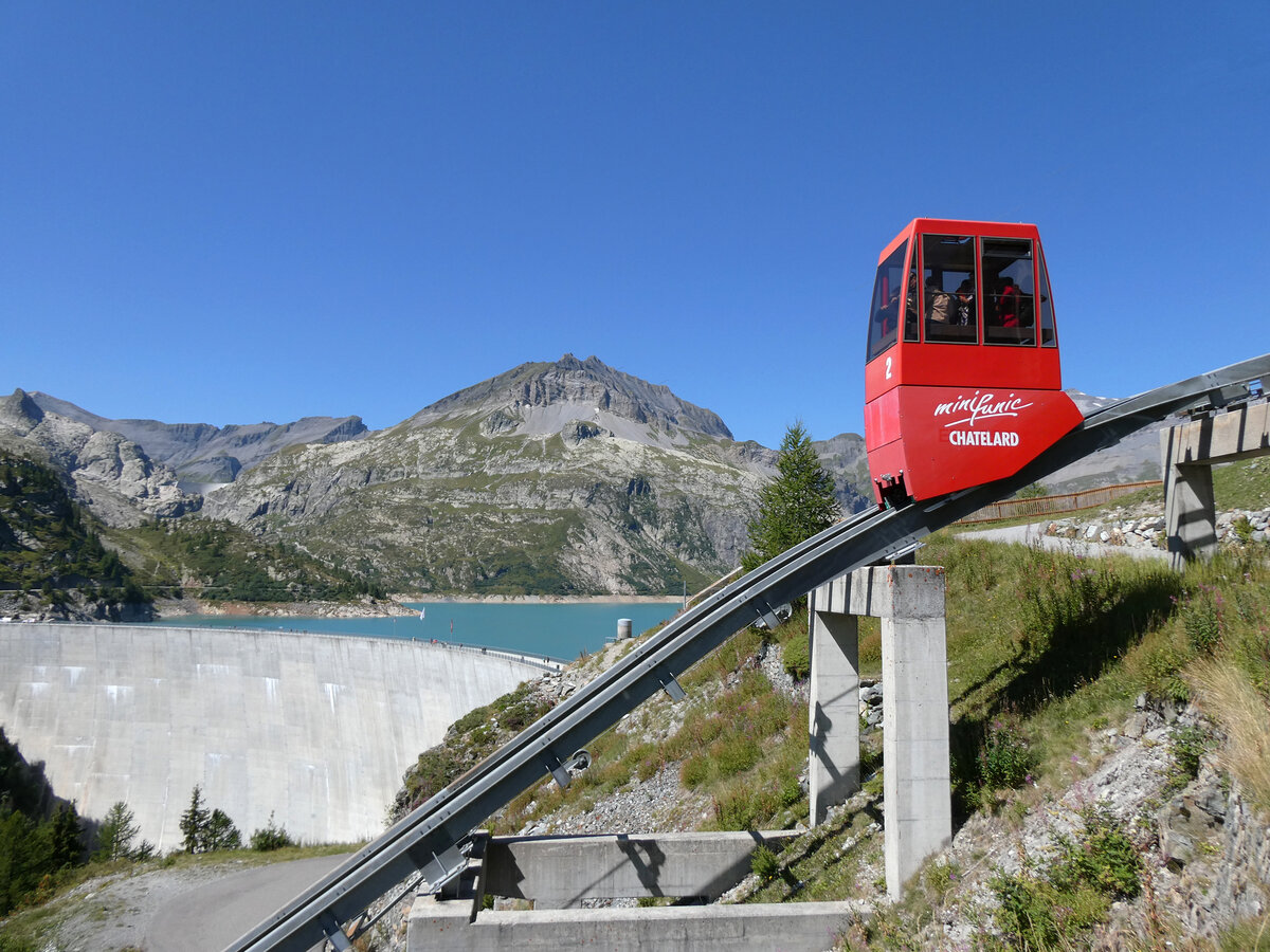Wunderschöne Farben in der Walliser Bergwelt! Die minifunic transportiert die Touristen vom Endbahnhof des Panoramazuges Pied du Barrage in die Nàhe der Staumauer des Lac d'Emosson (1964 müM). Lac d'Emosson, 25.8.2025