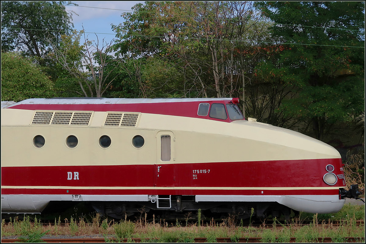 Wunderschöne Linienführung -

Triebkopf der DR-Baureihe VT18.16 bzw. Baureihe 175. Der dieselhydraulisch Schnellverkehrstriebzug ist abgestellt im Bahnhof Berlin-Lichtenberg.

20.08.2019 (M)