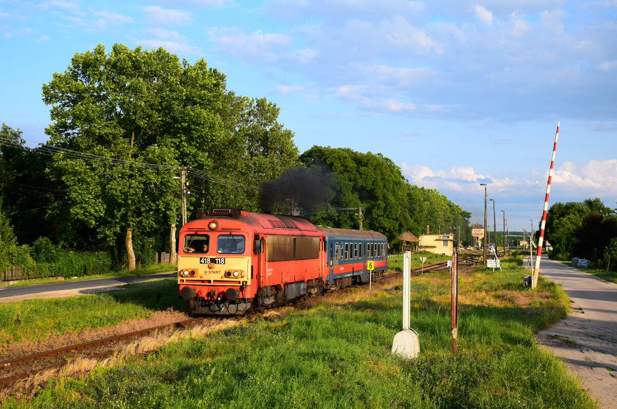 Wunderschöne Sommerabend! Die Classic Russel 418 118 (ex. M41 2118) ist wieder im Einsatz in Transdanubien. Diese Zugkomposition ist eine Ersatzgarnitur statt 117-er Triebwagen.
Die alte Diesellokomotive ist mit dem Zug 34918 (Székesfehérvár - Komárom) bei der Ausfahrt aus Bf. Kisbér.
Kisbér, 12.06.2023.