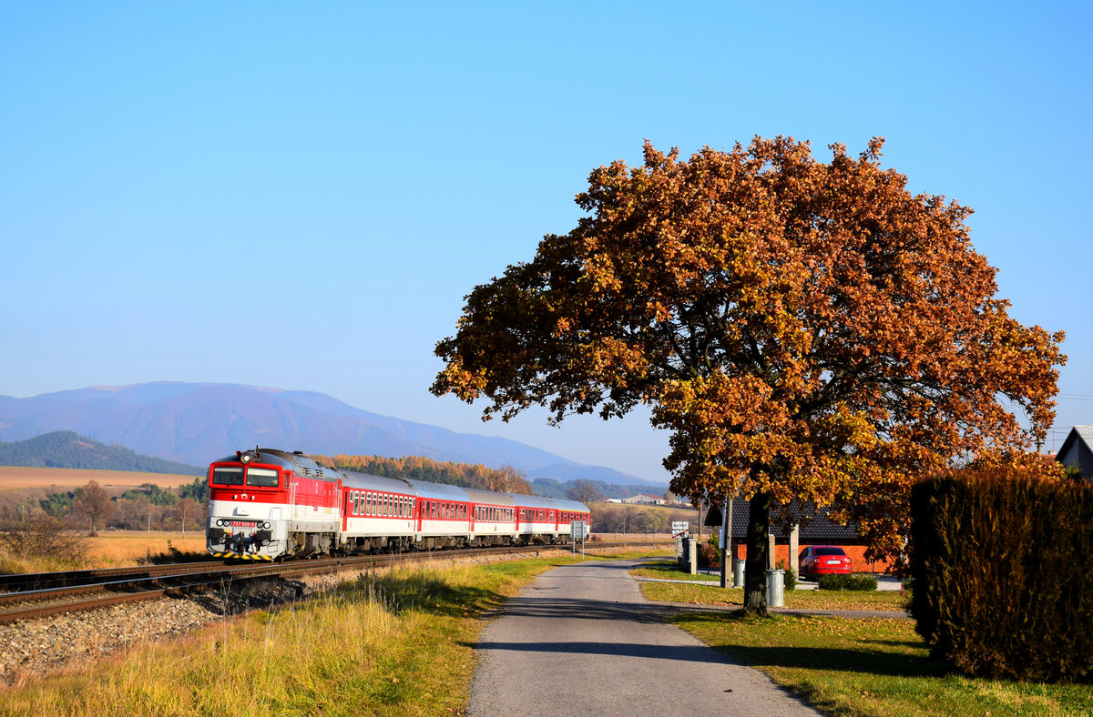 Wunderschöner Oktober in Jazernica: die 757 008 ist auf dem Weg mit dem Eilzug R341 von Vrútky (Ruttek) nach Banska Bystrica (Neusohl). 30.10.2021.