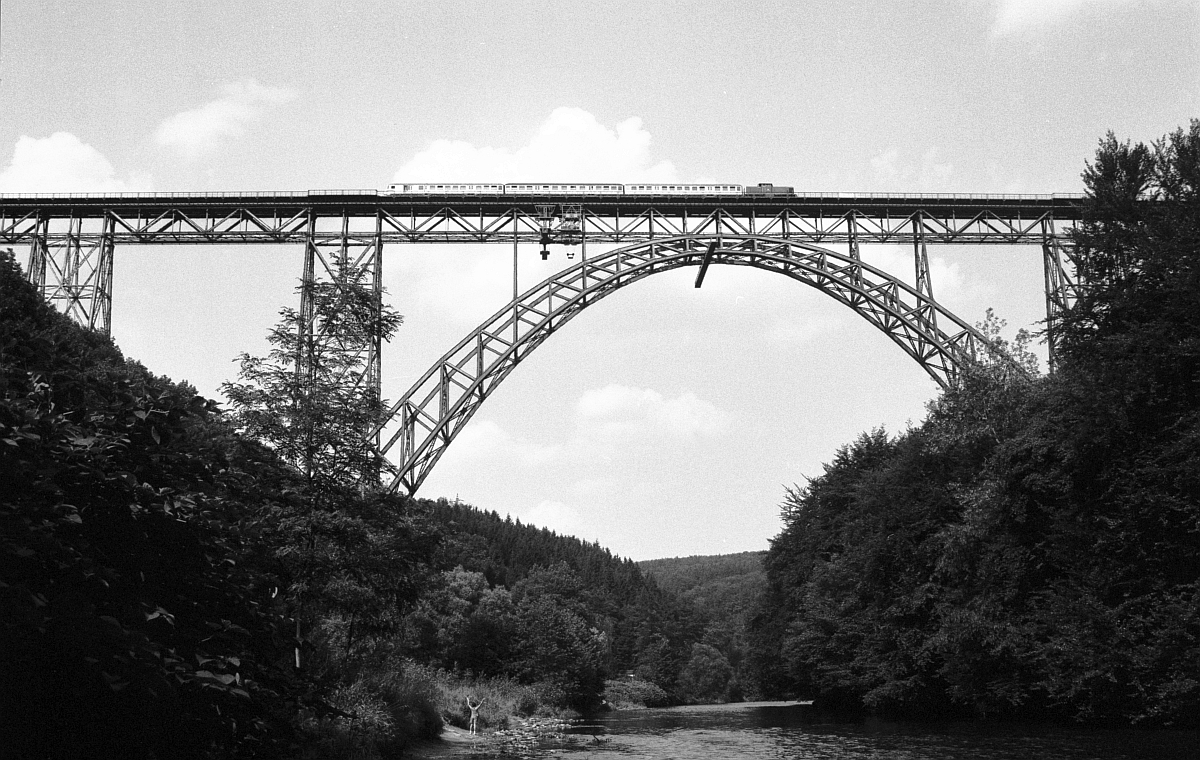 Wupperbrücke Müngsten mit 212-Silberling-Wendezug, Sommer 1981.