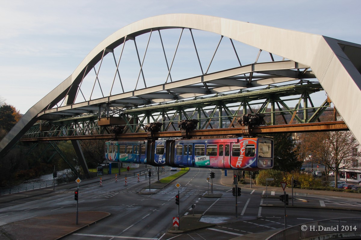 Wuppertaler Schwebebahn Gtw 17  Bayer  am 23.11.2014 an der Ohligsmühle in Wuppertal.