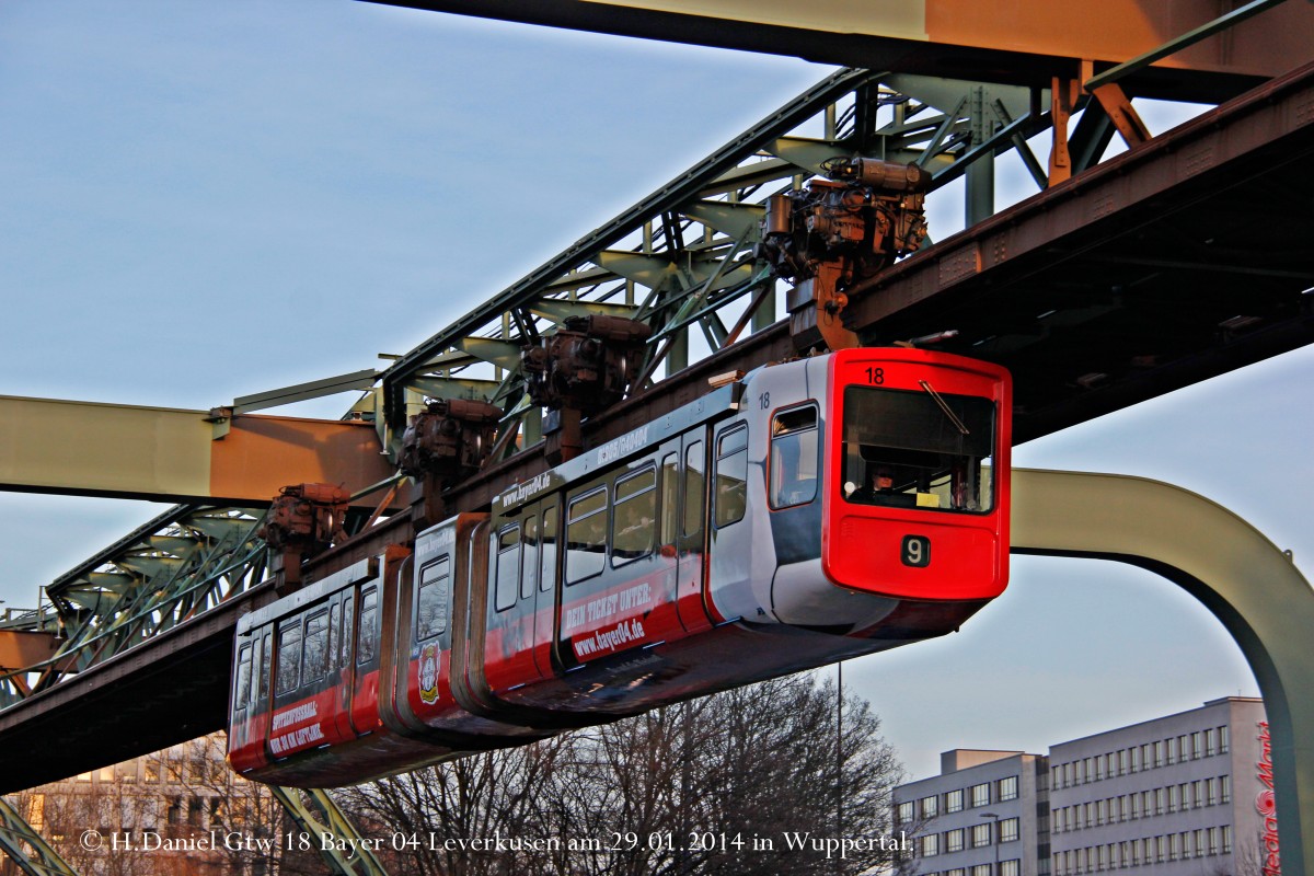 Wuppertaler Schwebebahn Gtw 18  Bayer 04 Leverkusen  am 29.01.2014 in Wuppertal Elberfeld.