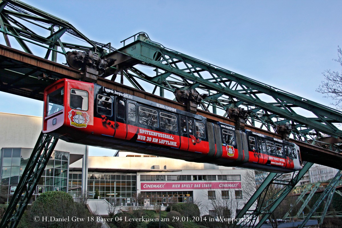 Wuppertaler Schwebebahn Gtw 18  Bayer 04 Leverkusen  am 29.01.2014 an der Kluse in Wuppertal Elberfeld.