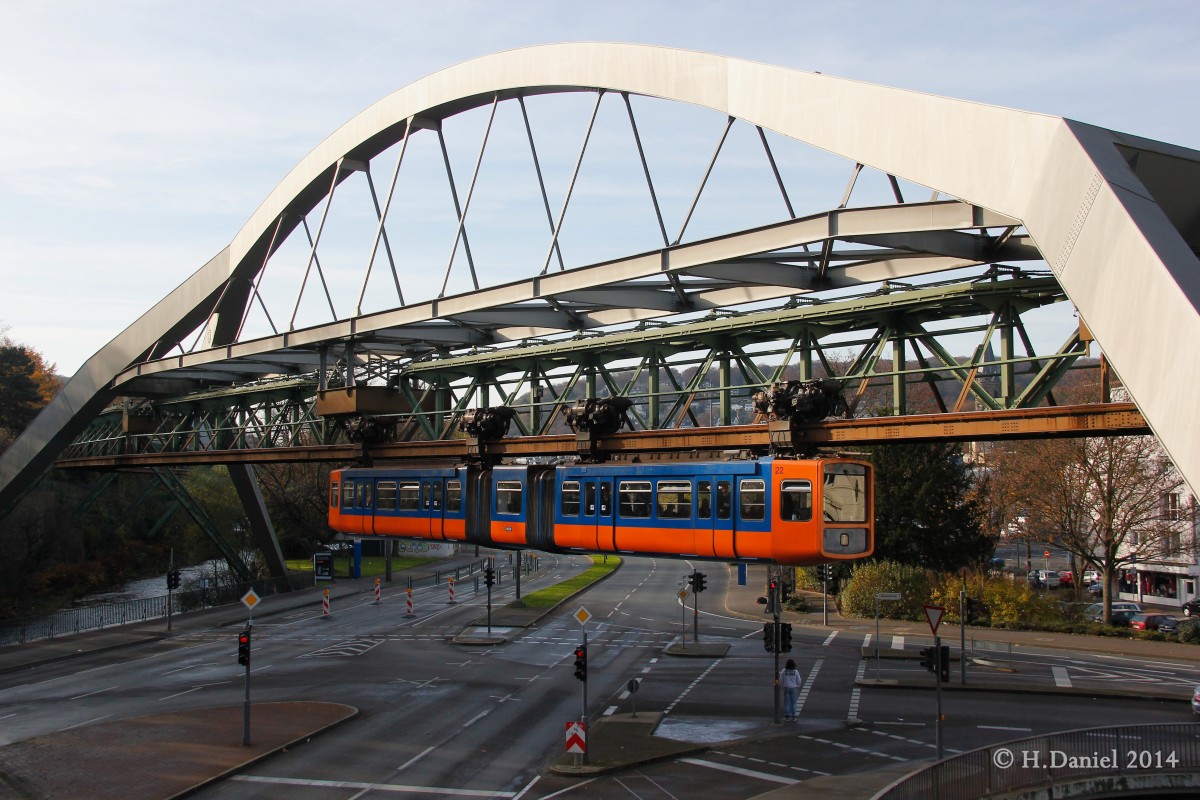Wuppertaler Schwebebahn Gtw 22 am 23.11.2014 an der Ohligsmühle in Wuppertal.