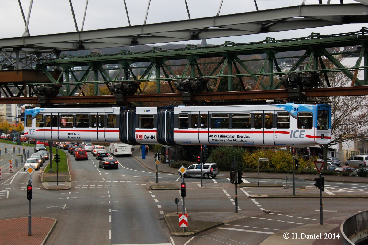 Wuppertaler Schwebebahn Gtw 24  ICE  am 15.11.2014 an der Ohligsmühle in Wuppertal.
