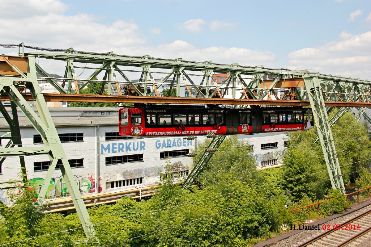 Wuppertaler Schwebebahn Gtw 72/18  Bayer 04 Leverkusen  in Wuppertal, Juli 2014.