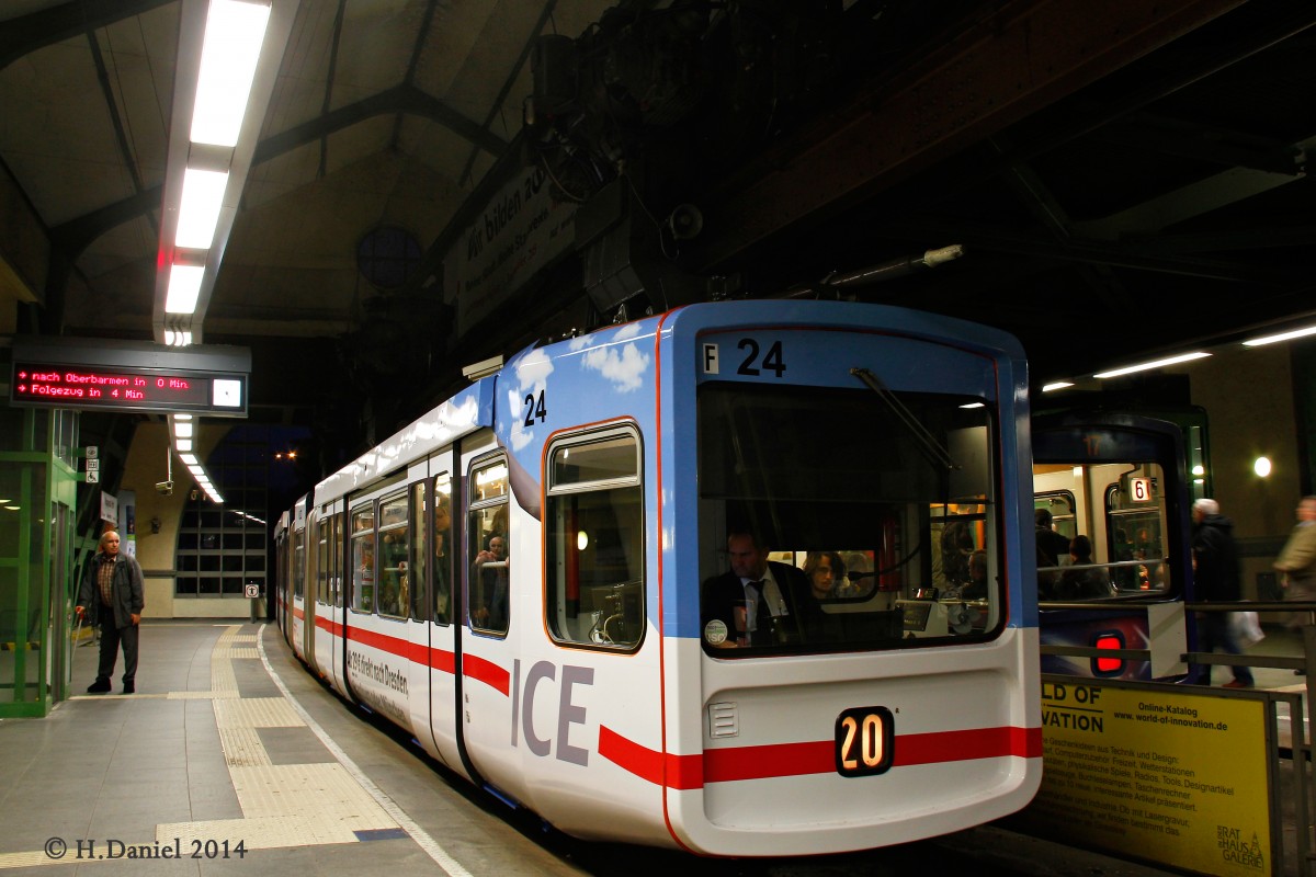 Wuppertaler Schwebebahn Gtw 72/24  ICE  am D�ppersberg in Wuppertal, November 2014.