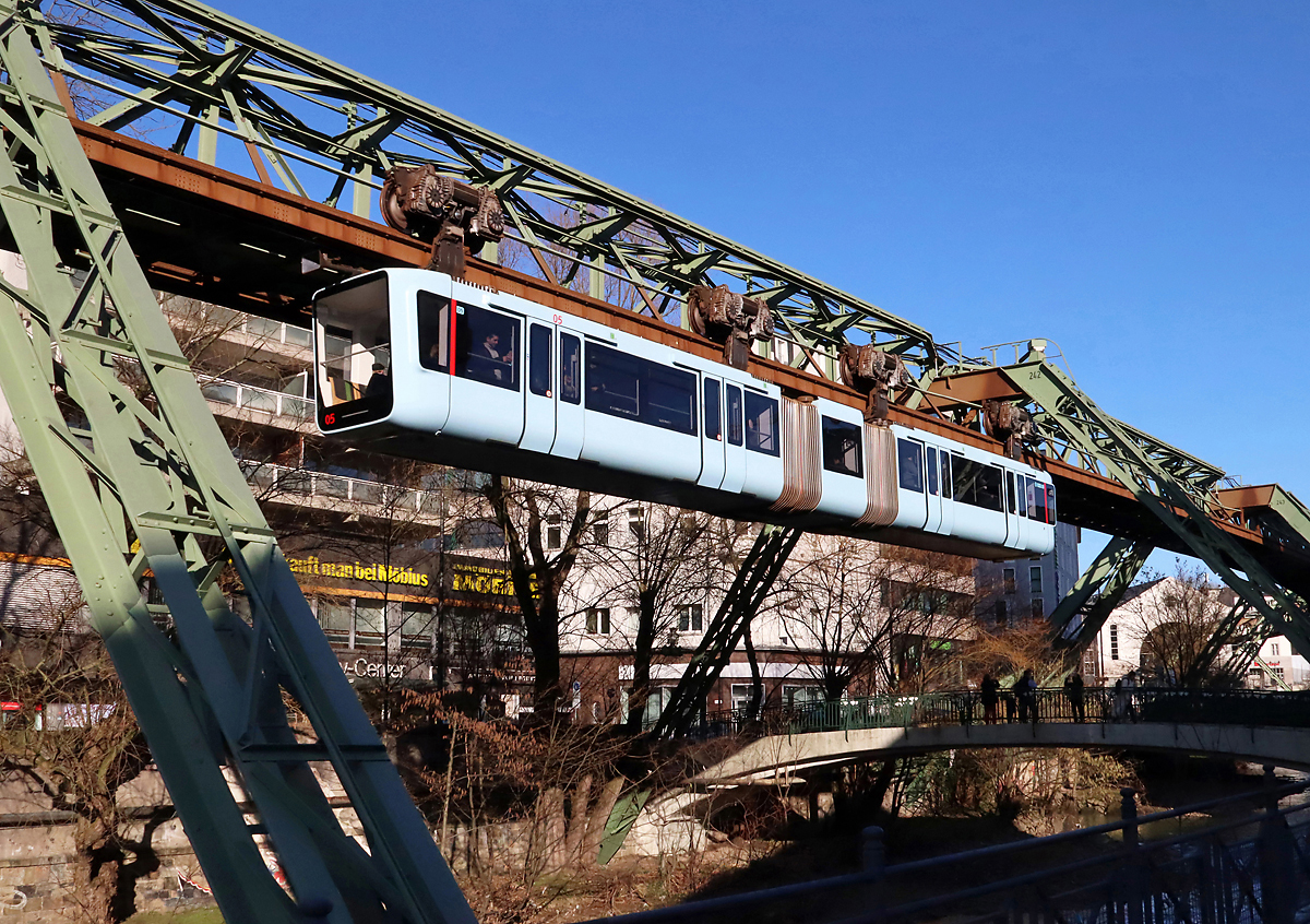 Wuppertaler Schwebebahn in der Nähe der Station Ohligsmühle in der Abendsonne. 2.3.2023