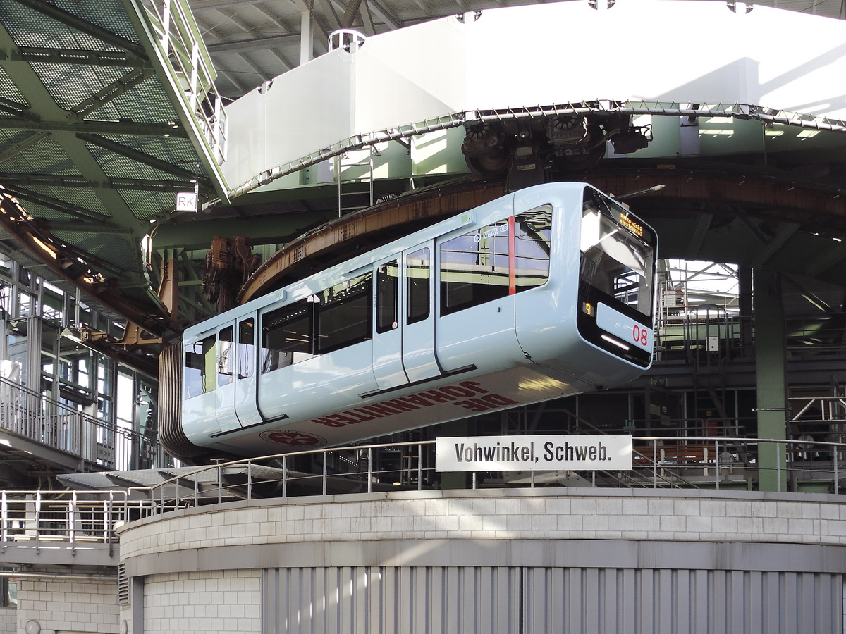 Wuppertaler Schwebebahn Typ GTW 15 Nr. 08 am 24. Oktober 2019 in der Wendeschleife Vohwinkel, gesehen von der Abstellfläche im Rahmen einer Besichtigung.