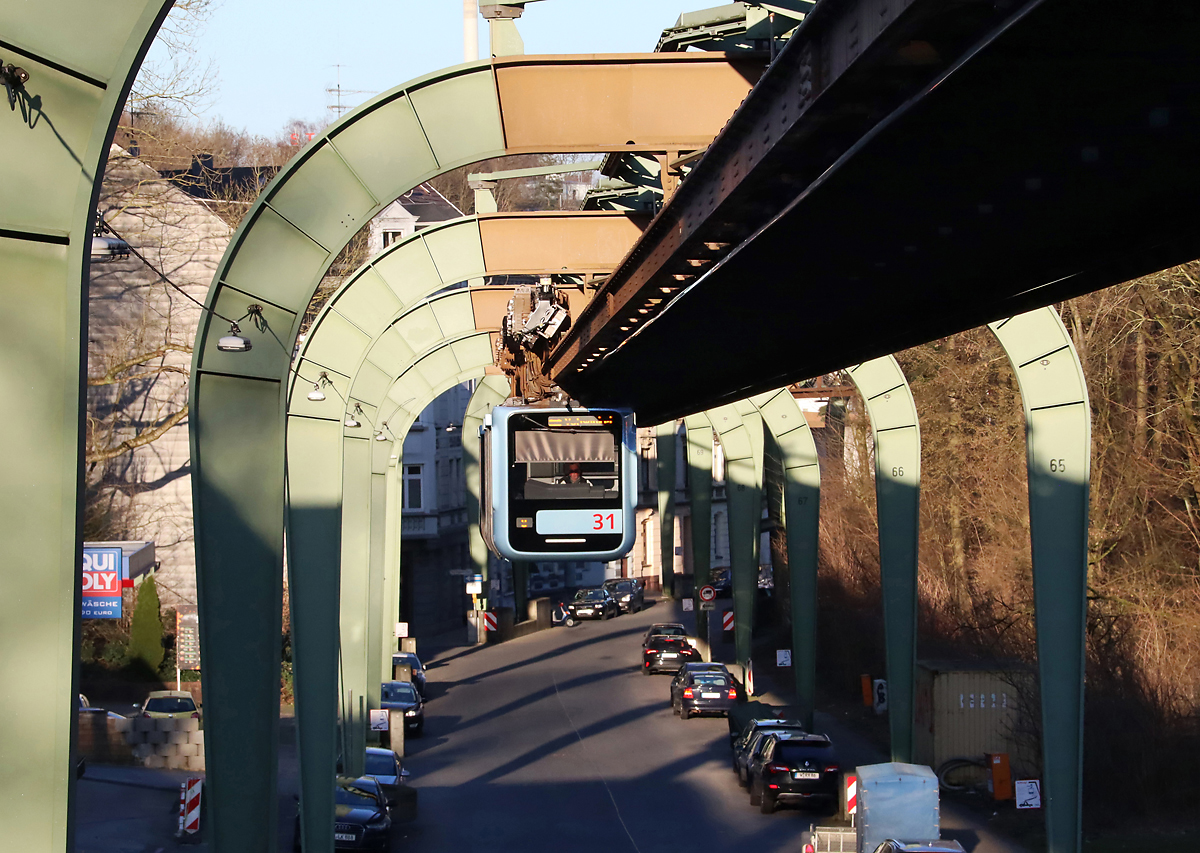 Wuppertaler Schwebebahn über der Kaiserstrasse in der Nähe der Station Bruch. 2.3.2023