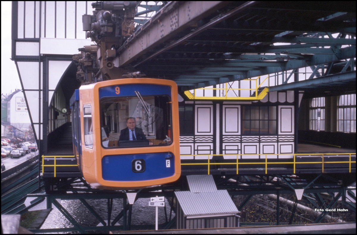 Wuppertaler Schwebebahn! Wagen 9 Linie 6 verläßt am Endpunkt der Bahn die Wendeschleife in Wuppertal - Oberbarmen, um am 7.12.1989 wieder in Richtung Elberfeld und Vohwinkel zu starten.