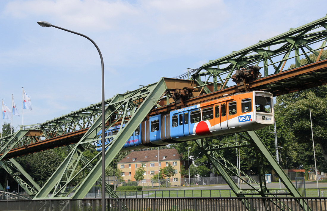 Wuppertaler Stadtwerke GTW 72 // Wuppertal (in Höhe des Stadions) // 9. Juli 2017