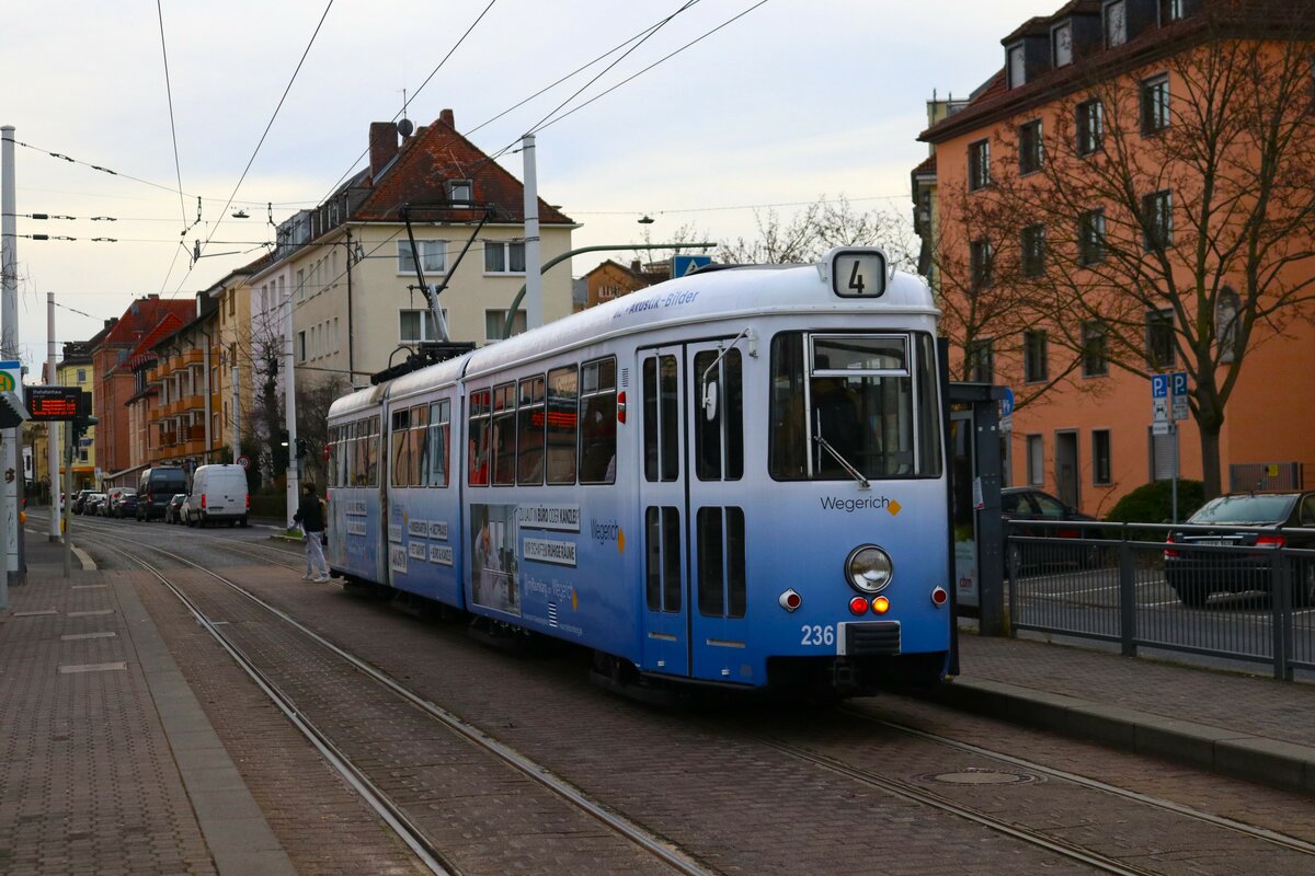 WVV Straßenbahn Würzburg Düwag GTW D8 Wagen 236 am 27.12.23 in Würzburg