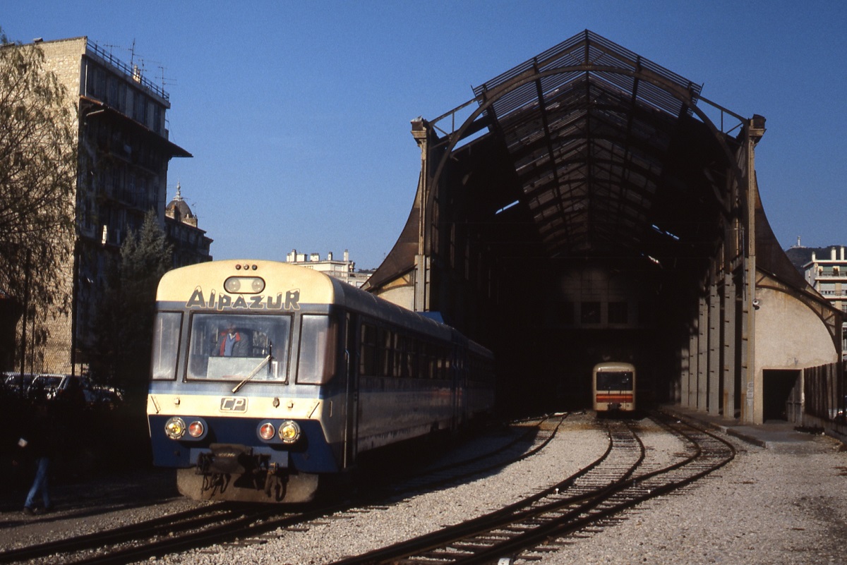 X 351/XR 351 der Chemins de fer de la Provence rangiert im März 1987 im alten Bahnhof von Nizza. Seit 1992 fahren die Züge der CP von einem neuen, westlicher gelegenen Bahnhof ab. Das alte Bahnhofsgebäude verfällt langsam, das Bahngelände wird als Parkplatz genutzt.