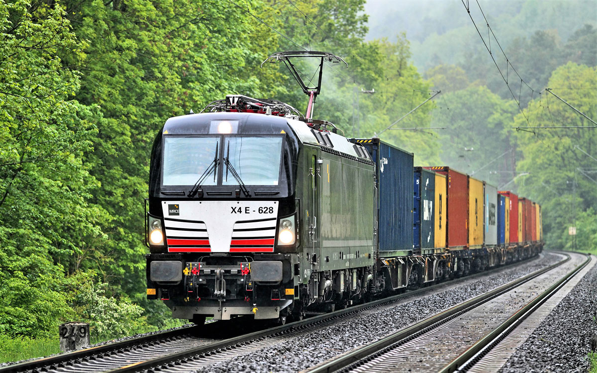 X 4 E 628 föhrt bei Regen in Cuxhagen mit einem Containerzug nach Süd vorüber.Bild 16.5.2019