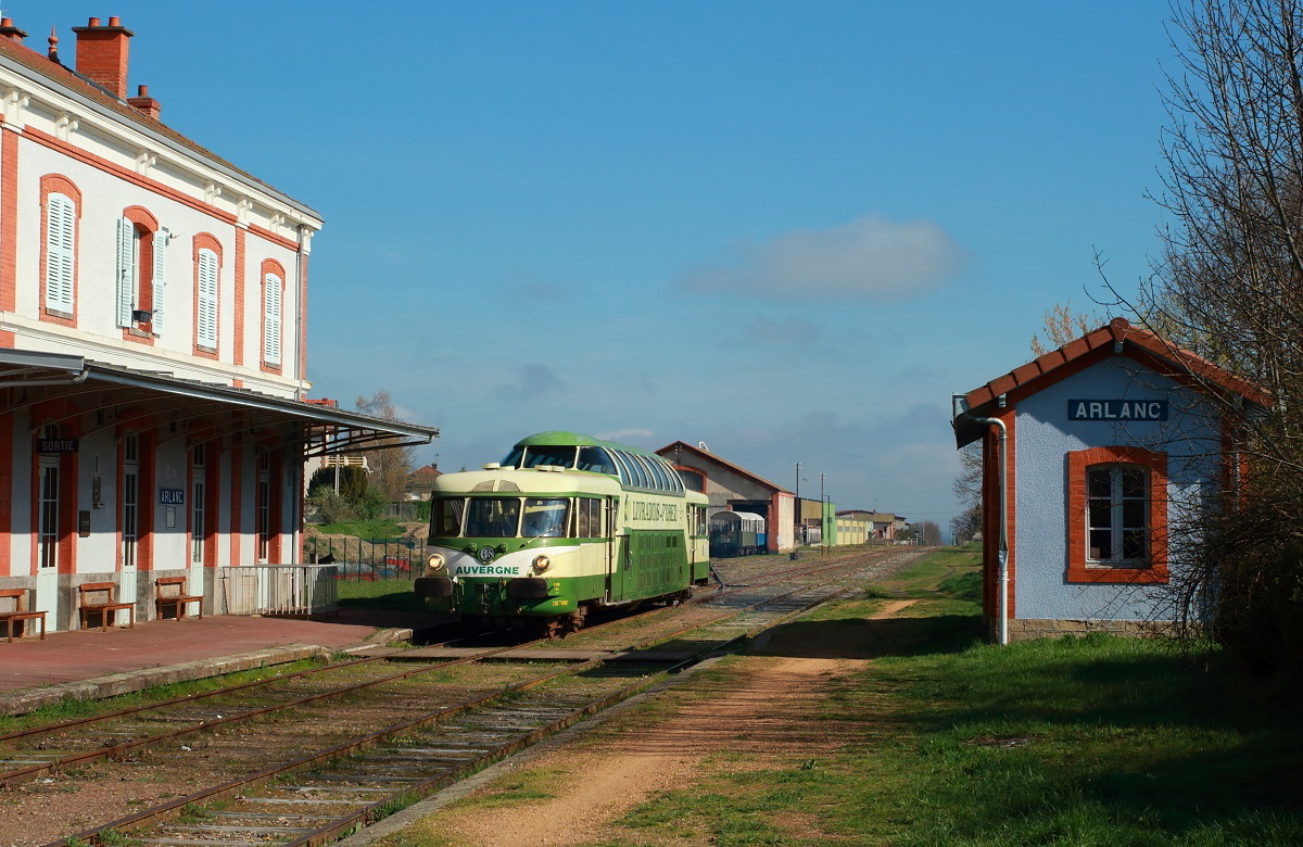 X 4208 der Agrivap fährt am 07.04.2017 im Bahnhof Arlanc ein. Bis hier verläuft die Strecke in der Ebene, kurz hinter Arlanc (595 m) beginnt der beeindruckende Anstieg durch eine enge Schlucht hinauf auf die Hochebene von La-Chaise-Dieu (1.082 m), das nach 25 Streckenkilometern erreicht wird.