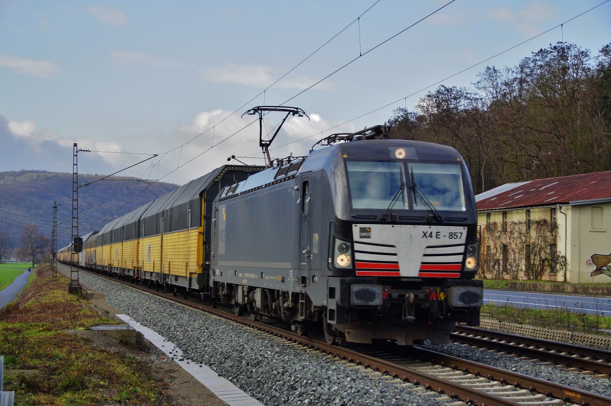 X 4E-857 (193-857) hier zu sehen am 09.12.15 mit einen Altmannautozug der bei Gambach in Richtung Süden unterwegs ist.
