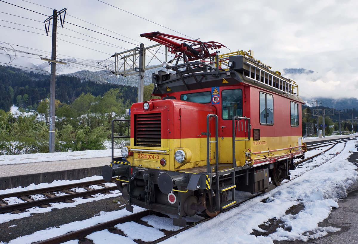 X 534 074-0 abgestellt im Bahnhof Greifenburg-Weißensee.
Auch wenn man dem Schnee nach meinen könnte das Bild stammt aus dem Jänner, stammt es doch vom 28.4.2016.