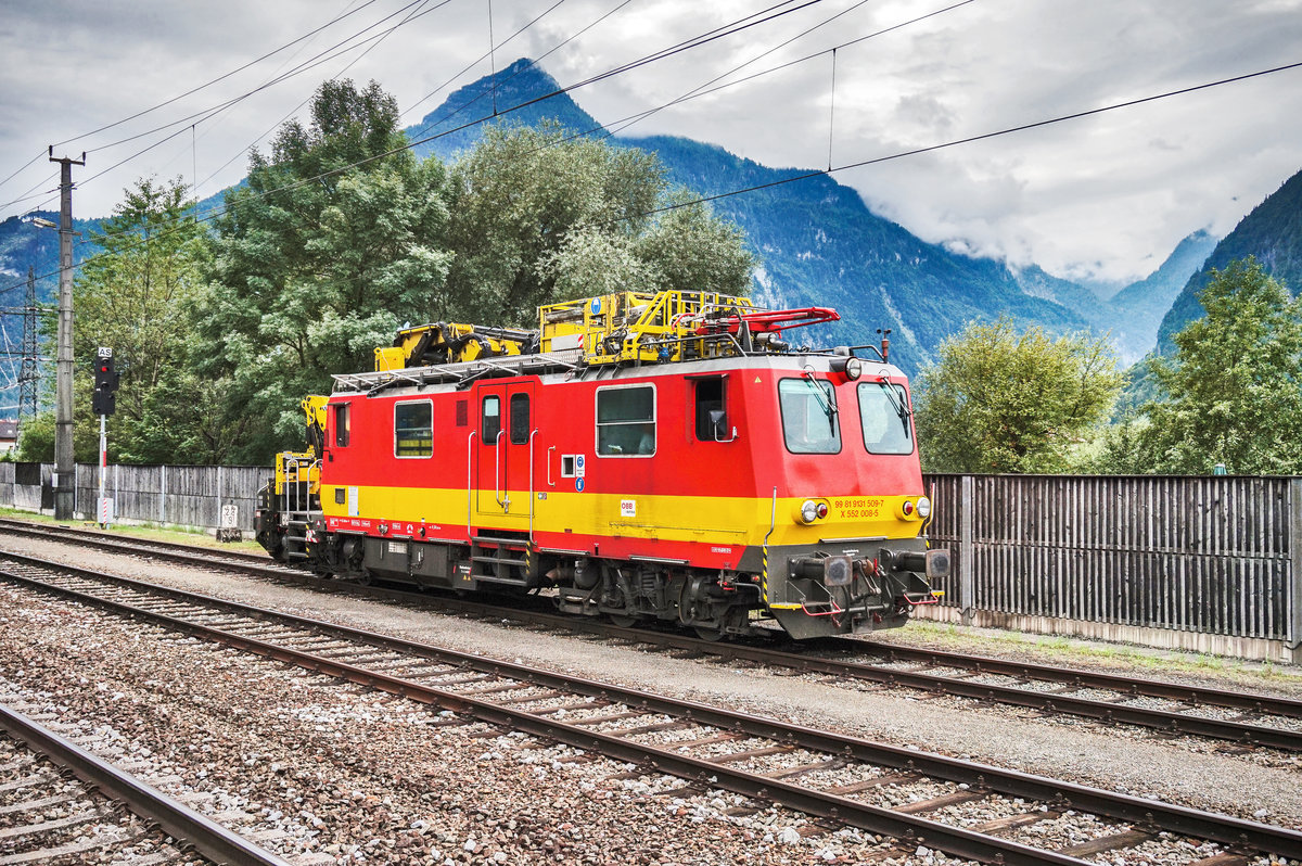 X 552 008-5 steht am 16.8.2017 im Bahnhof Golling-Abtenau.