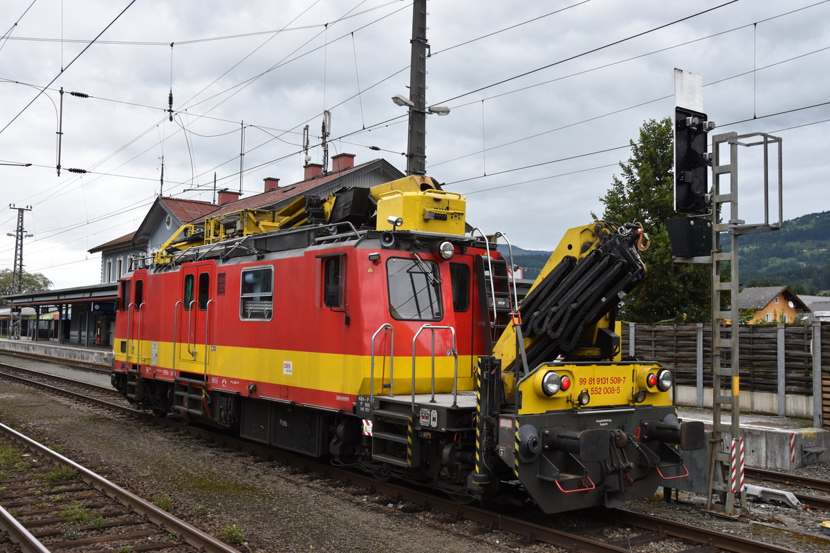 X 552.008 am 21.08.2016 um 15.42 im Bahnhof Golling Abtenau wartend.