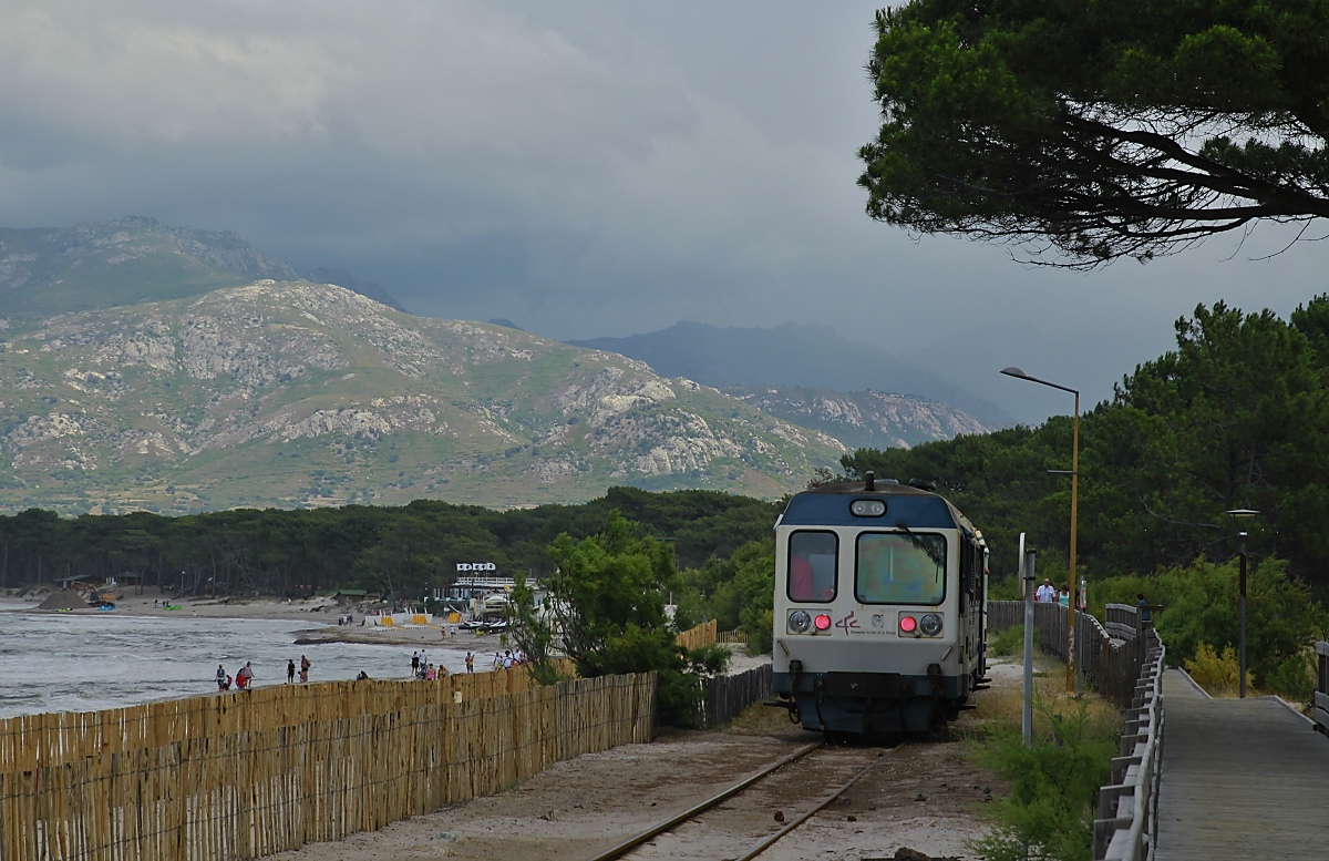 X 57051 und XR 9701 umfahren am 16.06.2014 auf dem Weg nach Ile-Rousse die Bucht von Calvi, hier zwischen Balagne-Orizontenovu und Tennis Club. Währenddessen zieht im Gebirge ein Gewitter auf...