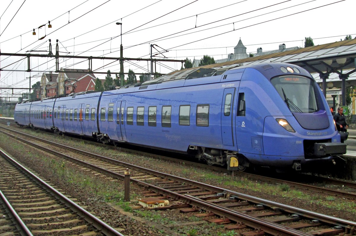 X 61006 steht am 14 September 2015 in Hässleholm Central.