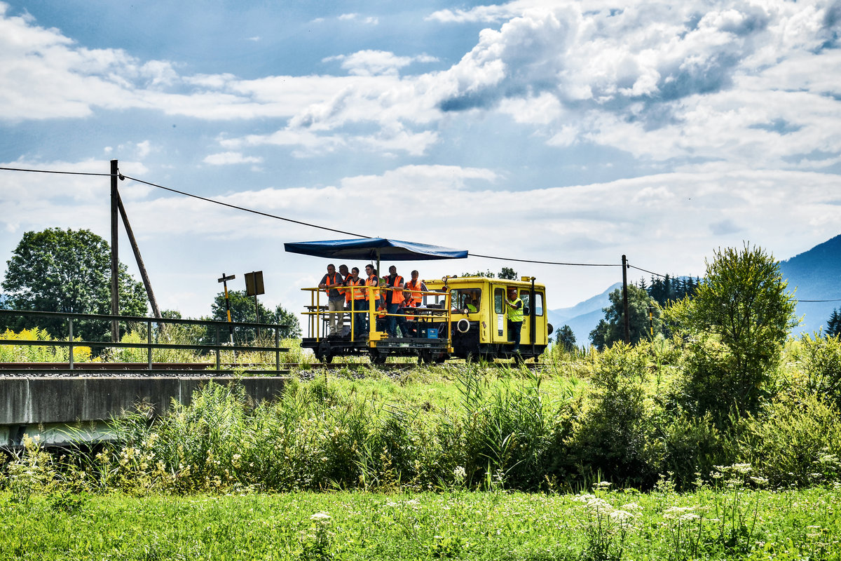 X 626.109 der Gailtalbahn Betriebs GmbH, fährt als Mess 9901 (Hermagor - Kötschach-Mauthen), bei Kirchbach im Gailtal vorüber.
Aufgenommen am 18.7.2018.

Mehr zu unserer ersten Fahrt gibts hier zum nachlesen ;-)
<a href= http://www.gailtal-journal.at/kultur/das-postkastl-auf-schiene/72116/  rel= nofollow >www.gailtal-journal.at/kultur/das-postkastl-auf-schiene/7...</a>

<a href= http://www.gailtalbahn.at/  rel= nofollow >www.gailtalbahn.at/</a>
<a href= https://www.facebook.com/vereingailtalbahn/  rel= nofollow >www.facebook.com/vereingailtalbahn/</a>