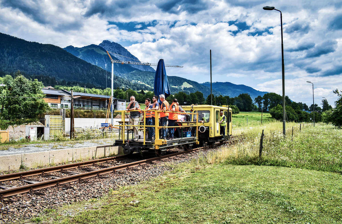 X 626.109 der Gailtalbahn Betriebs GmbH, fährt als Mess 9901 (Hermagor - Kötschach-Mauthen), in den Bahnhof Dellach im Gailtal.
Aufgenommen am 18.7.2018.

Mehr zu unserer ersten Fahrt gibts hier zum nachlesen ;-)
<a href= http://www.gailtal-journal.at/kultur/das-postkastl-auf-schiene/72116/  rel= nofollow >www.gailtal-journal.at/kultur/das-postkastl-auf-schiene/7...</a>

<a href= http://www.gailtalbahn.at/  rel= nofollow >www.gailtalbahn.at/</a>
<a href= https://www.facebook.com/vereingailtalbahn/  rel= nofollow >www.facebook.com/vereingailtalbahn/</a>