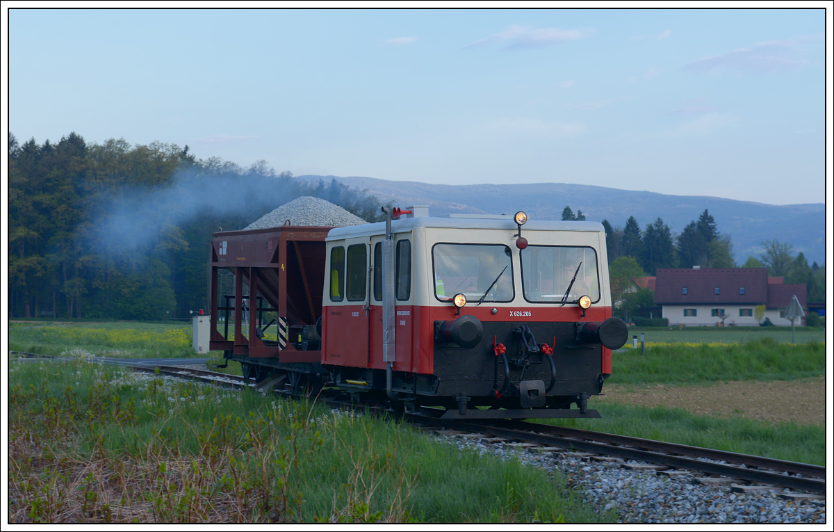 X 626.205 der Stainzerbahn am 27.4.2020 mit einem Schotterzug von Stainz nach Kraubath, aufgenommen kurz vor der Haltestelle Herbersdorf. 