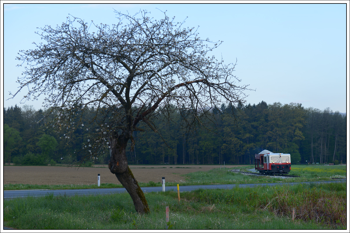 X 626.205 der Stainzerbahn am 27.4.2020 mit einem Schotterzug von Stainz nach Kraubath, aufgenommen kurz vor der Haltestelle Herbersdorf. 