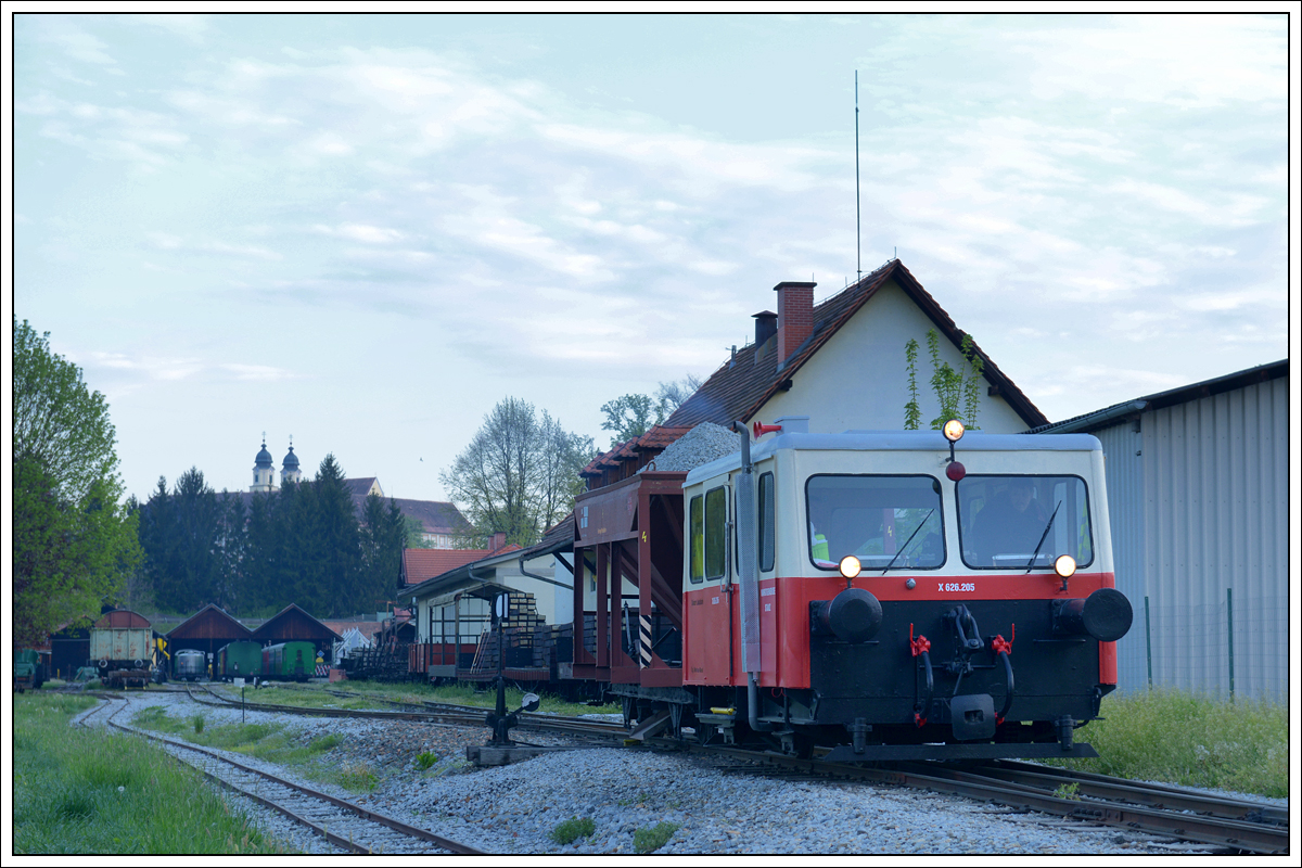 X 626.205 der Stainzerbahn hat, wie Kollege Ferk schon gezeigt hat seine  Postkastlfarbe  verloren und einen neue Lackierung bekommen. Am 27.4.2020 war es auf der Stainzerbahn im Arbeitseinsatz und brachte von Stainz Schotter bis Kraubath. Die Aufnahme zeigt X 626.205, welcher sich im Privatbesitz befindet, bei der Ausfahrt aus dem Bahnhof Stainz.

SKL X626.205 war ursprünglich ein normalspuriges Fahrzeug, bis 2007 im Besitz der ÖBB mit Heimatbahnhof Schladming und war in Selzthal abgestellt. Auf 760 mm umgespurt ist X 626.205 seit Juli 2010 wieder betriebsbereit auf der Stainzerbahn im Einsatz.