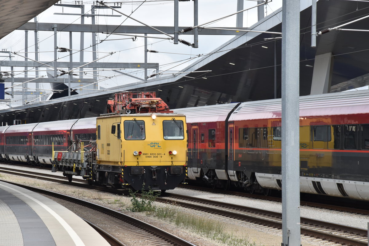 X 954.008 bei der Durchfahrt durch den Hauptbahnhof Wien am 13. Juli 2016
